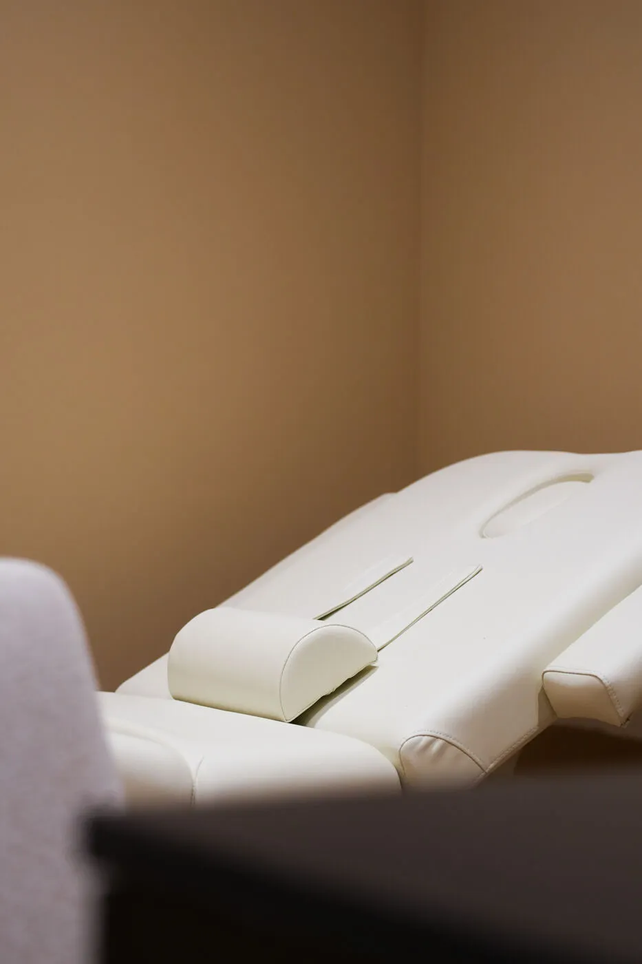 Treatment table in an 8D clinic room