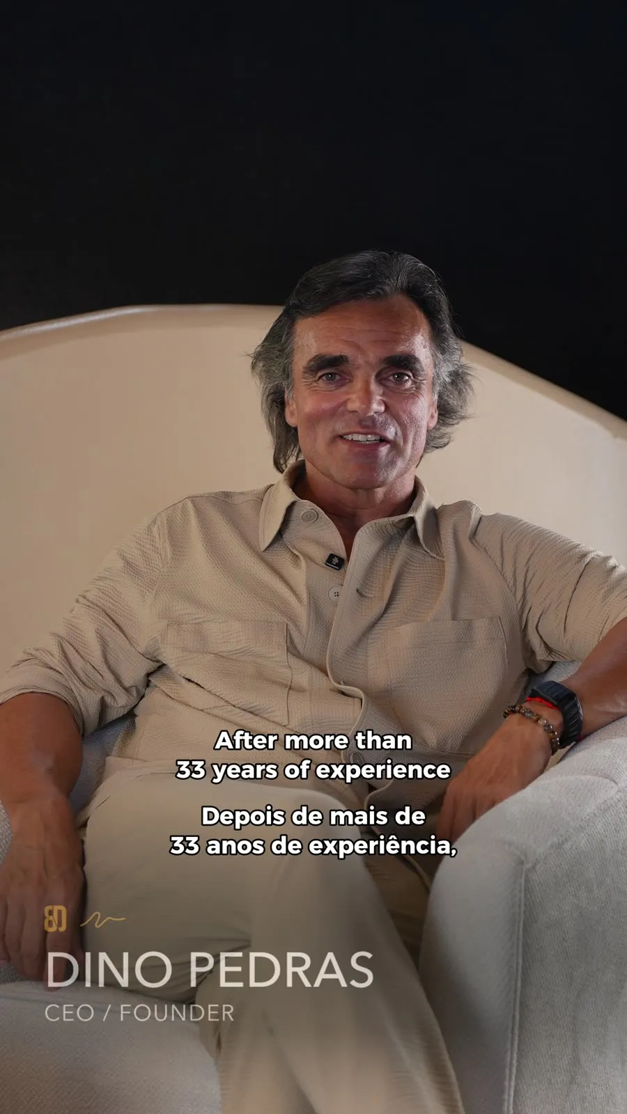 8D video frame: Dino Pedras with animated lower third and Portuguese and English subtitles